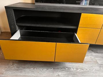 Modern tv-meubel met gouden accenten