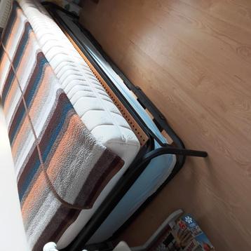 Praktisch onderschuifbed met matras