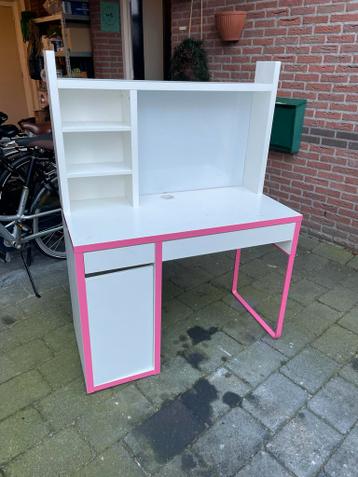 Wit bureau met roze accenten en opbergruimte