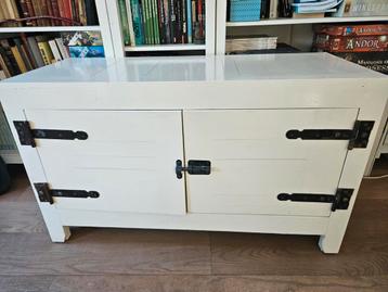 Gratis: Wit houten kastje/tv-meubel (Zwolle)