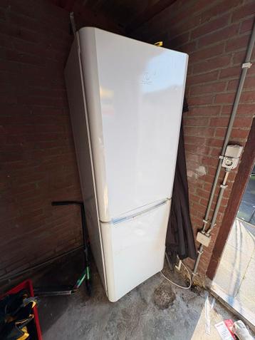 Indesit Koelkast met vriesvak - Werkend, zelf schoonmaken