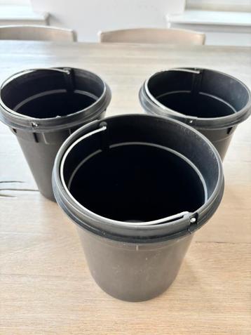 3 kleine emmertjes van 3 liter