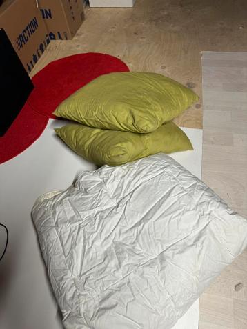 Tweepersoons zomerdekbed en 2 kussentjes