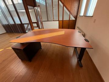 Gratis af te halen bureau met ladenkast