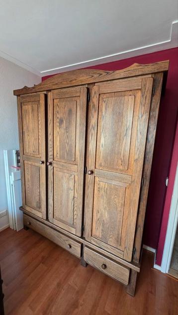 Eikenhouten kast met 3 deuren en 3 lades - DIY project