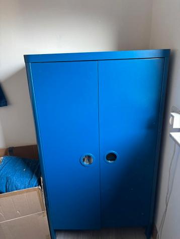 blauwe kledingkasten