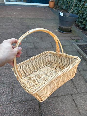 Gratis rieten mand met handvat