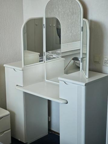 Gratis hoekmeubel, kaptafel, commode