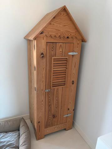 Unieke houten kinderkledingkast in huisjesstijl