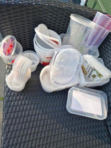 Gratis af te halen: Lege plastic bakjes met deksel