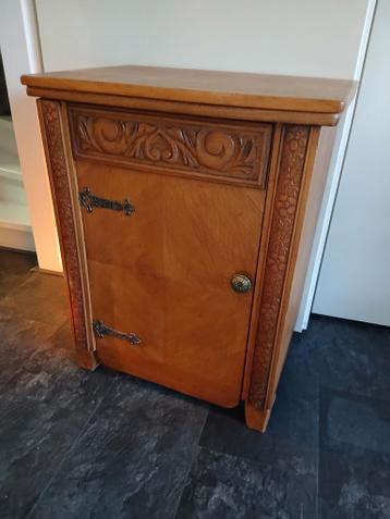 Oud naaikastje met uitklapbaar tafelblad