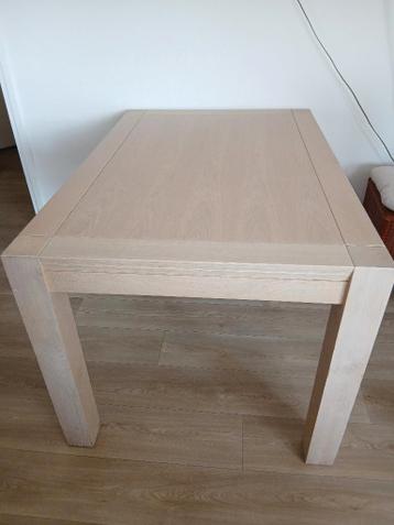 Uitschuifbare massief blank eiken eettafel.