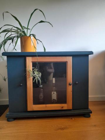Dressoirkast / Drankkast met glazen en houten deuren