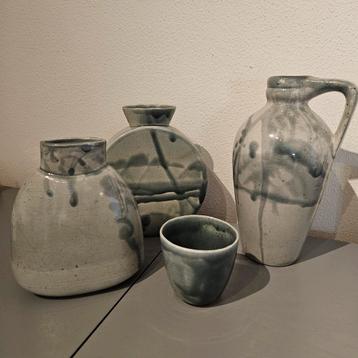 Set handgemaakte vazen en kopje