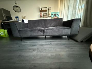 Comfortabele bank met doorgezakt zitvlak (rechts)