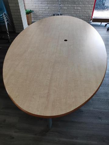 Ovale vergadertafel met 8 vergaderstoelen