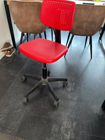 Gratis af te halen: Rode kinder bureaustoel