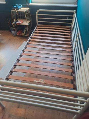 Eenpersoons wit metalen bed met lattenbodem