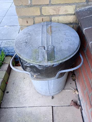 3 Ouderwetse Zinken Vuilnisbakken