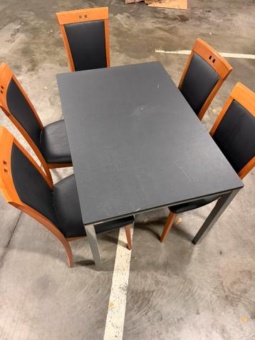 Gratis eettafel met vijf stoelen