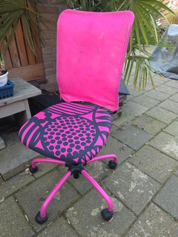 Nette roze bureaustoel met vrolijk patroon