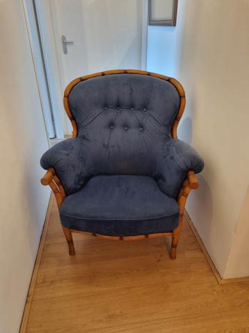 Blauwe fauteuil met bamboe elementen