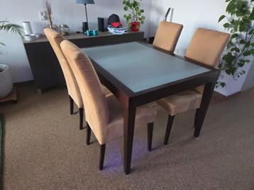 Uitschuifbare eettafel met 4 stoelen