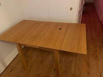 Uitschuifbare eettafel van licht hout