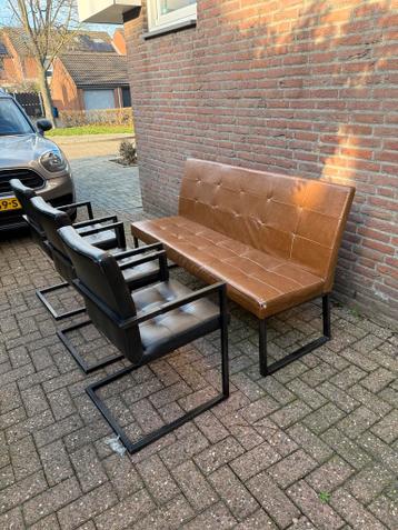 Gratis af te halen: eetkamerset (bank + 3 stoelen)