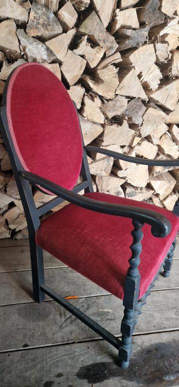 Gratis: Rode Velvet Stoel met Houten Armleuning