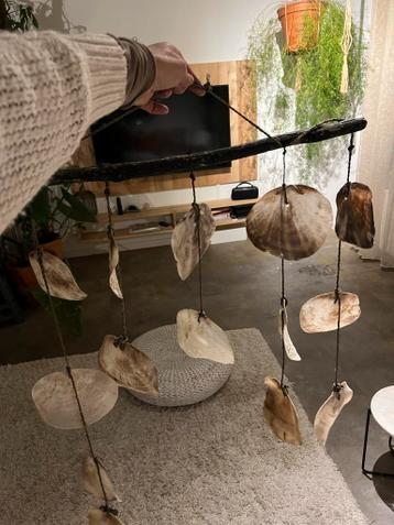 Unieke windgong van drijfhout en schelpen