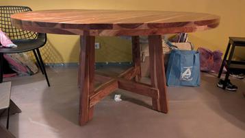 Gratis af te halen ronde tafel, 150 cm, met lichte schade