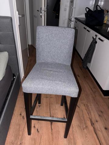 Comfortabele grijze barstoel met rugleuning