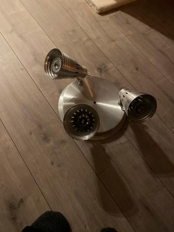 Plafond spot met 3 spotjes (één lampje te vervangen)