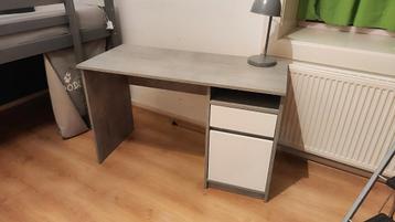 Twee kinderbureaus met lade, kastje en bureaulamp