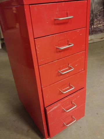 Ladenkastje voor onder bureau bv. Metaal rood.