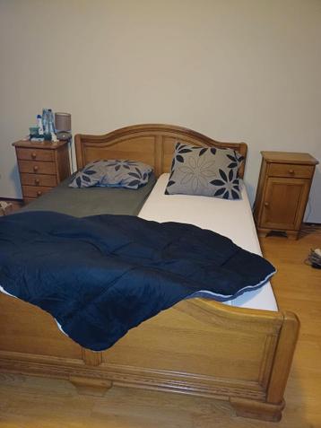 Tweepersoonsbed van massief hout met lattenbodems