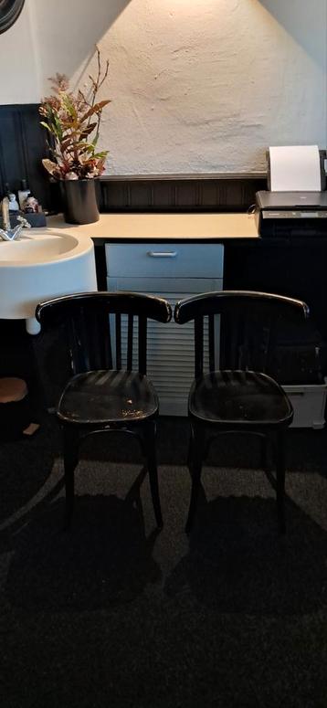 2 leuke houten stoelen