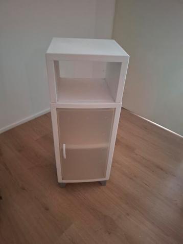 Wit kastje/bijzettafel met opbergruimte