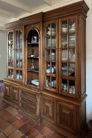 Massieve vitrinekast met veel bergruimte