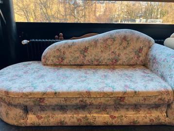 Leuke fleurige slaapbank in een sofa vorm