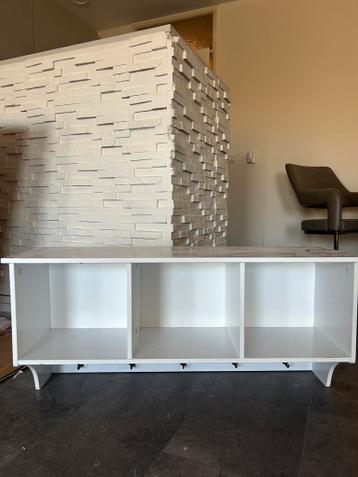 Gratis kapstok, met mandjes ruimte