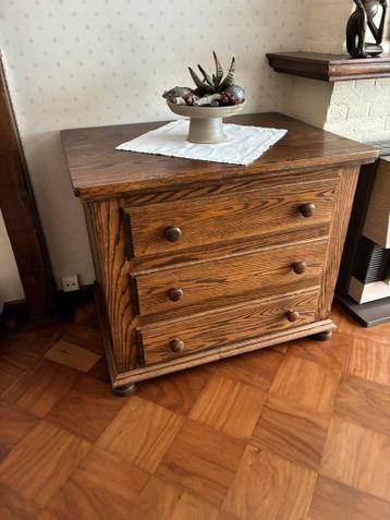 Massief eiken Tv meubel / laden kast. Moet voor zat. Weg .