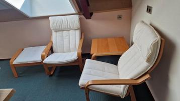 2 stoelen, voetenbankje en tafeltje