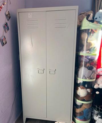 Gratis af te halen: Lockerkast met 1 plank en 1 stang