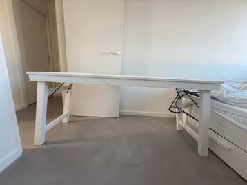 Gratis af te halen wit houten bureau