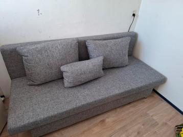 Grijze slaapbank, 138 cm breed uitgeklapt