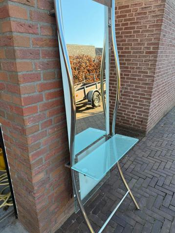 Kappersspiegel met glazen plankje
