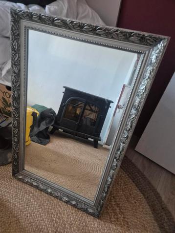 Decoratieve spiegel met sierlijke lijst