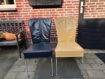 Gratis 4 Leren Eetkamerstoelen: 2 Donkerblauw, 2 Okergeel